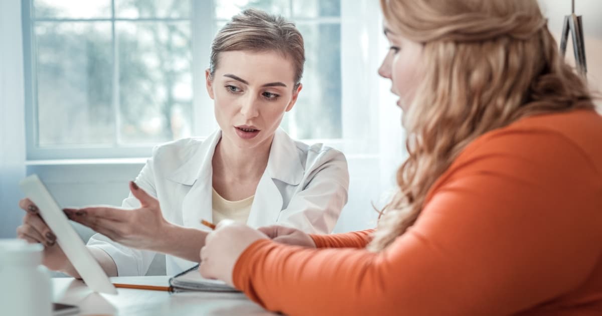 Un médecin réalise une consultation avec une cliente