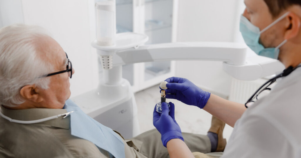 Un dentiste va opérer un patient