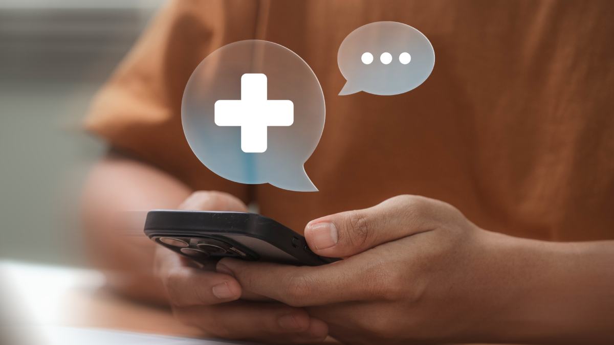 Homme sur son smartphone utilisant une application mobile médicale.