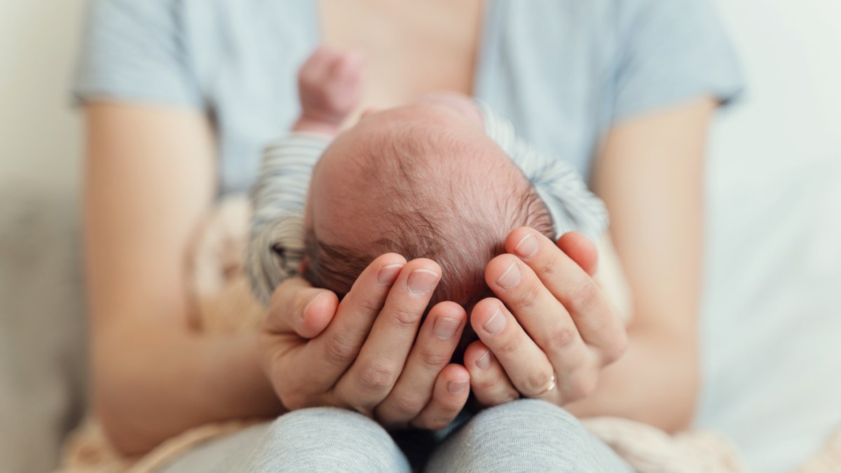 Bébé après un accouchement tenu dans les bras de sa mère.