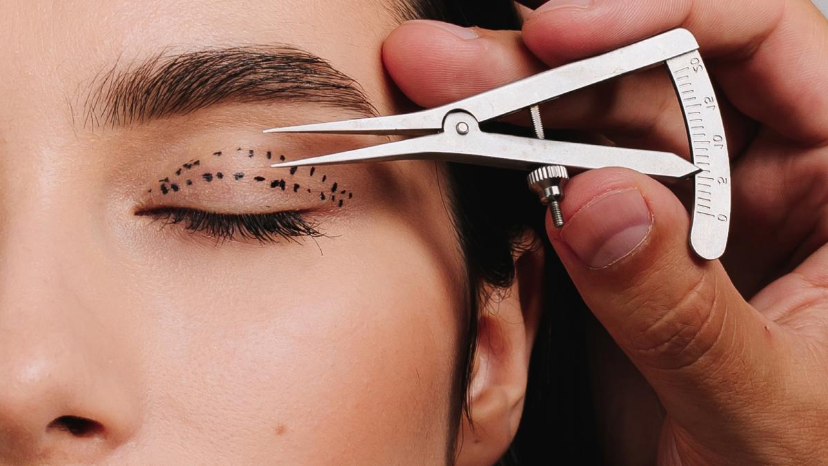 Examen avant une blépharoplastie sur une jeune femme.