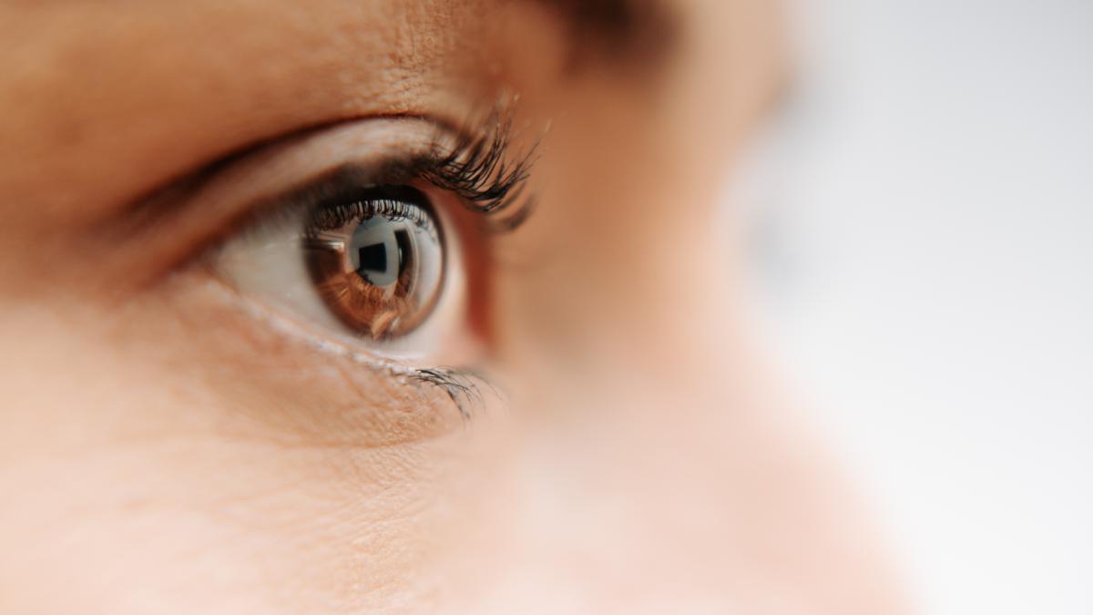 Photo d'un oeil de couleur brun de près.