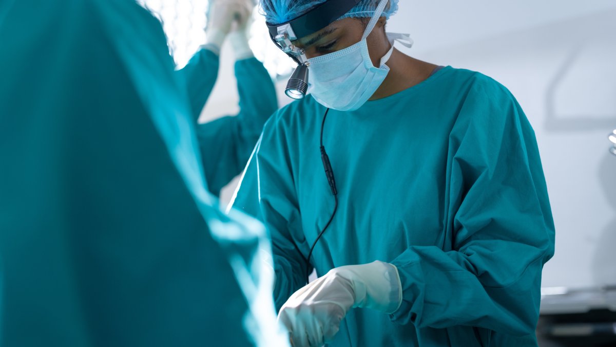 Chirurgien dans un bloc opératoire en pleine opération sur un patient.