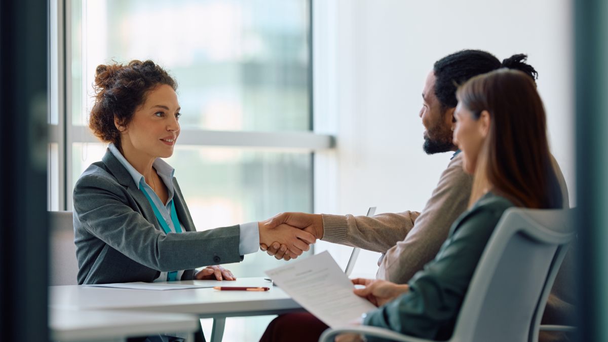 Conseillère d'une banque avec un couple dans un bureau.