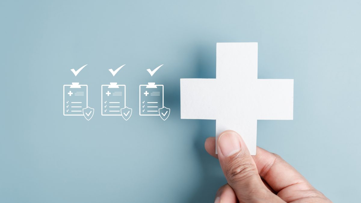 Plusieurs contrats d'assurance hospitalisation sur un fond turquoise.