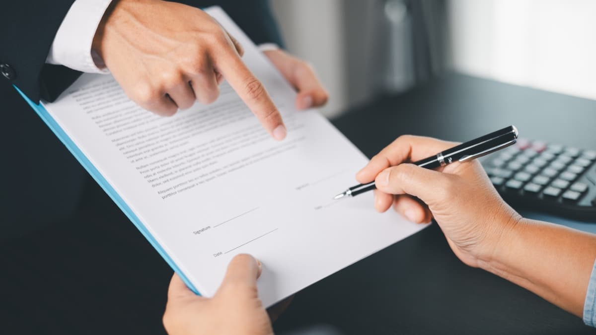 Signature d'un contrat entre un employé et un patron d'une entreprise.