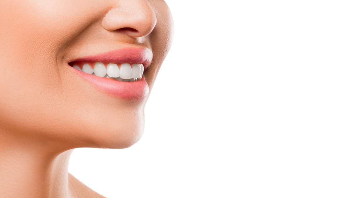 Jeune femme qui sourit avec ses dents blanches.