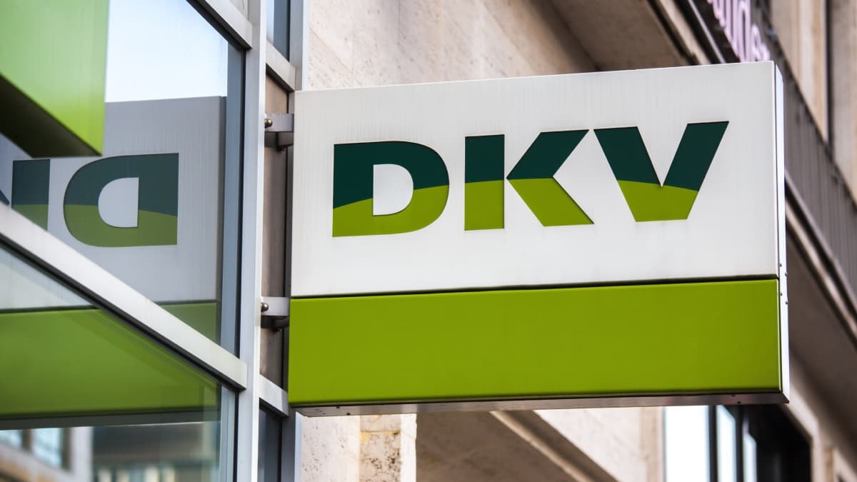 Panneau DKV dans une rue.