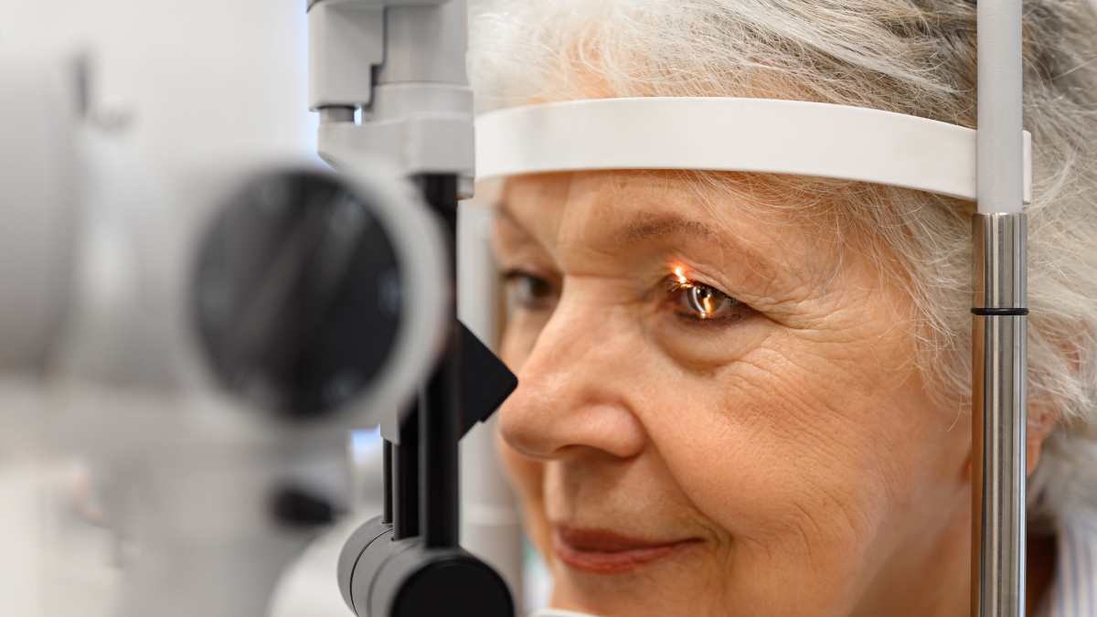 Examen de la cataracte d'une patiente âgée chez un ophtalmo .