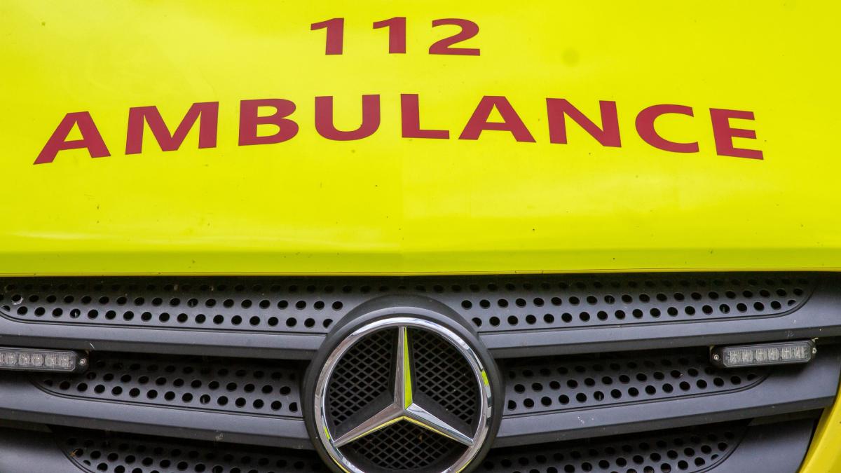 Face avant d'une ambulance belge de la marque Mercedes.