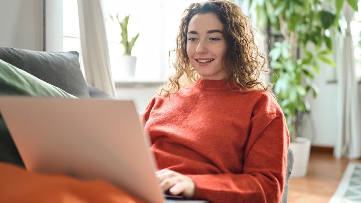 Jeune femme qui fait une souscription en ligne sur le site d'Ethias.