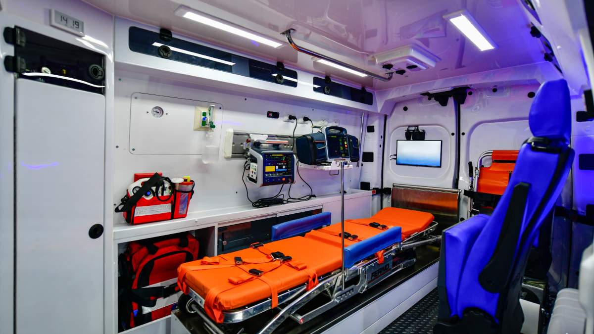 Intérieur vide d'une ambulance.