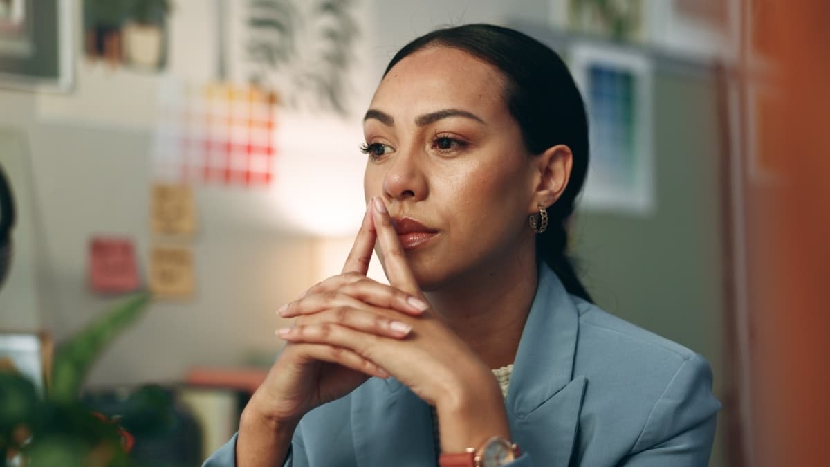 Jeune femme pensive seule chez elle.