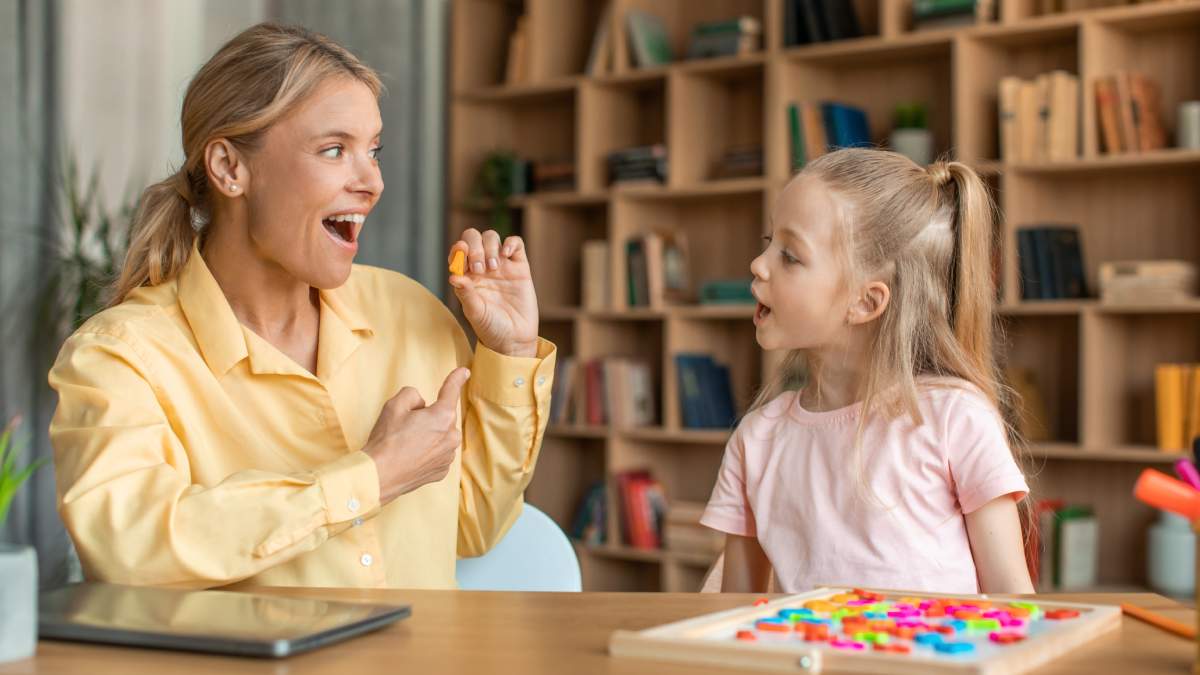 Une enfant en consultation chez une logopède.
