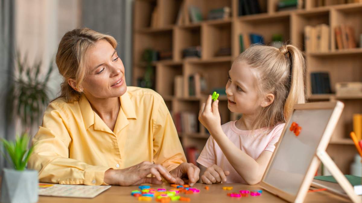 Une enfant en plein exercice chez une logopède.