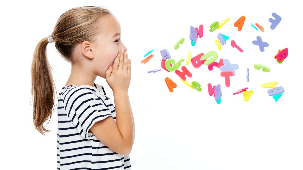 Une enfant qui illustre la logopédie.