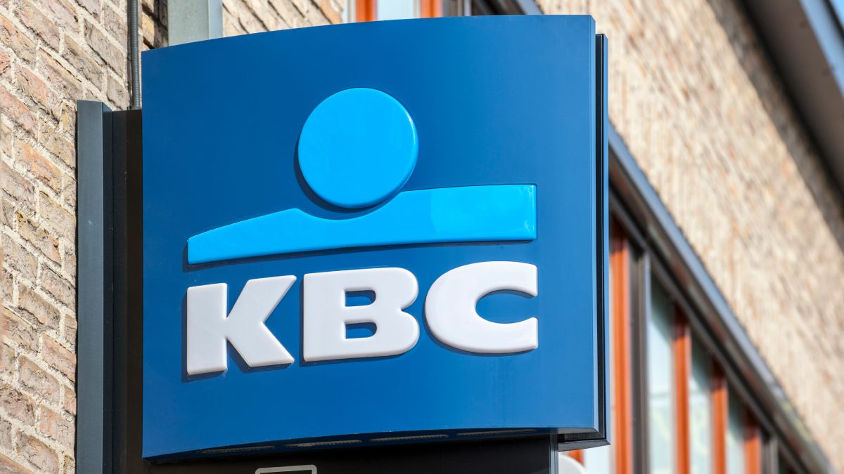 Logo KBC sur un bâtiment.