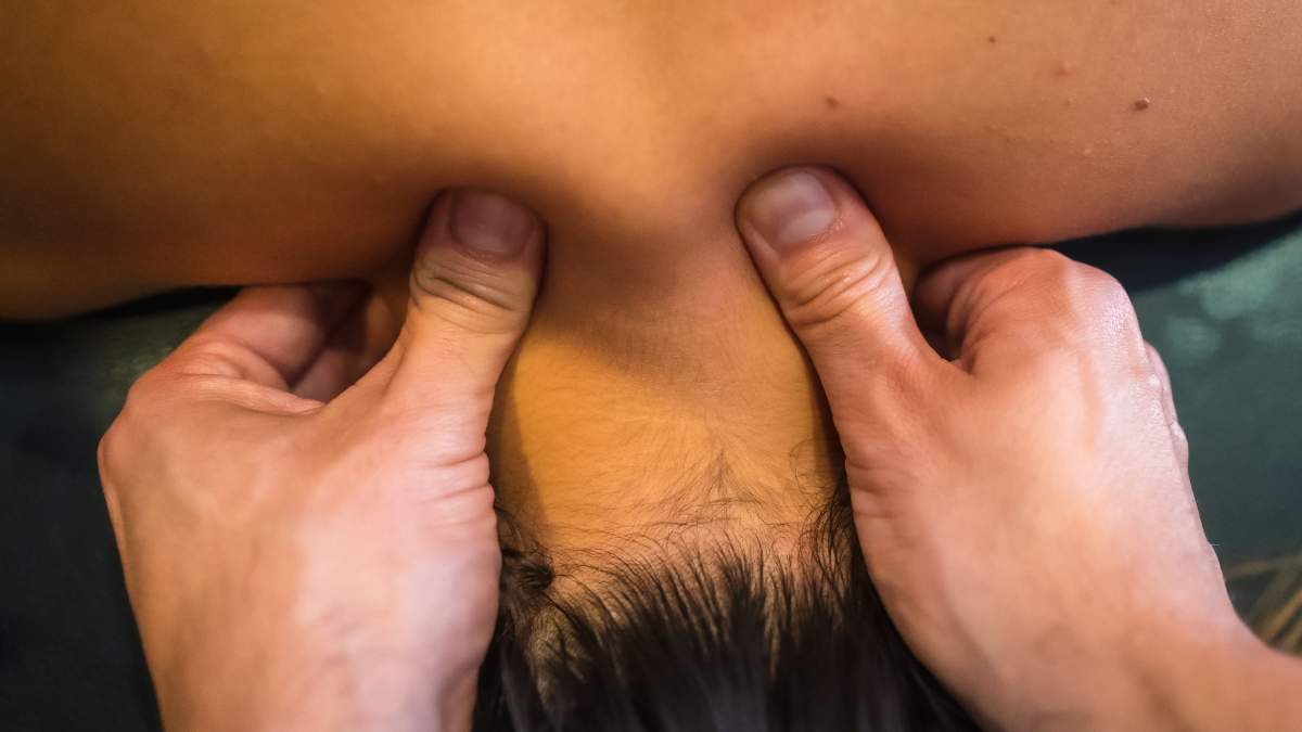 Massage d'un kiné sur une patiente.