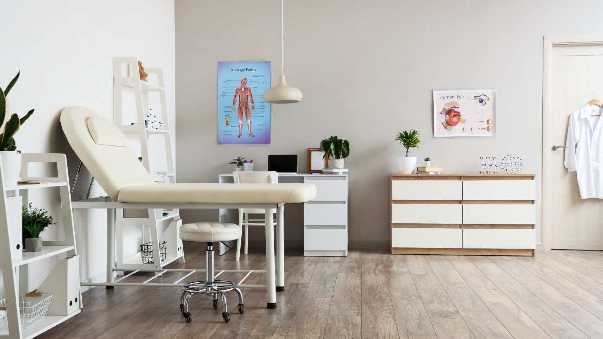 Cabinet d'un médecin avec tous les instruments de travail.