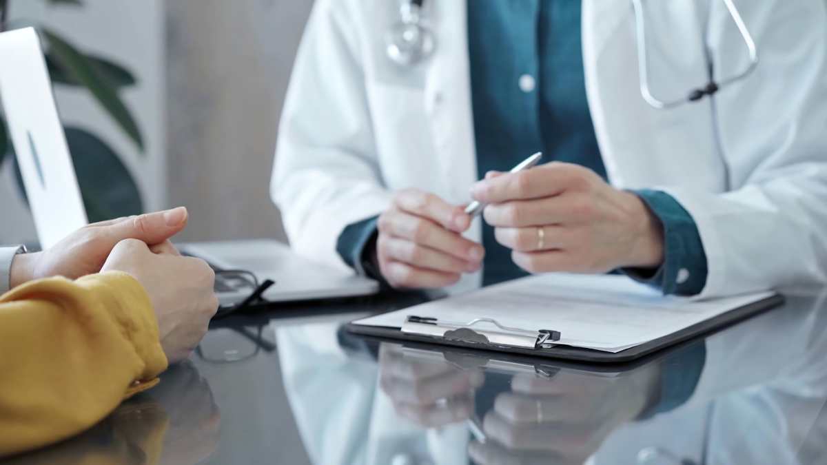 Médecin en consultation avec une patiente dans un cabinet médical