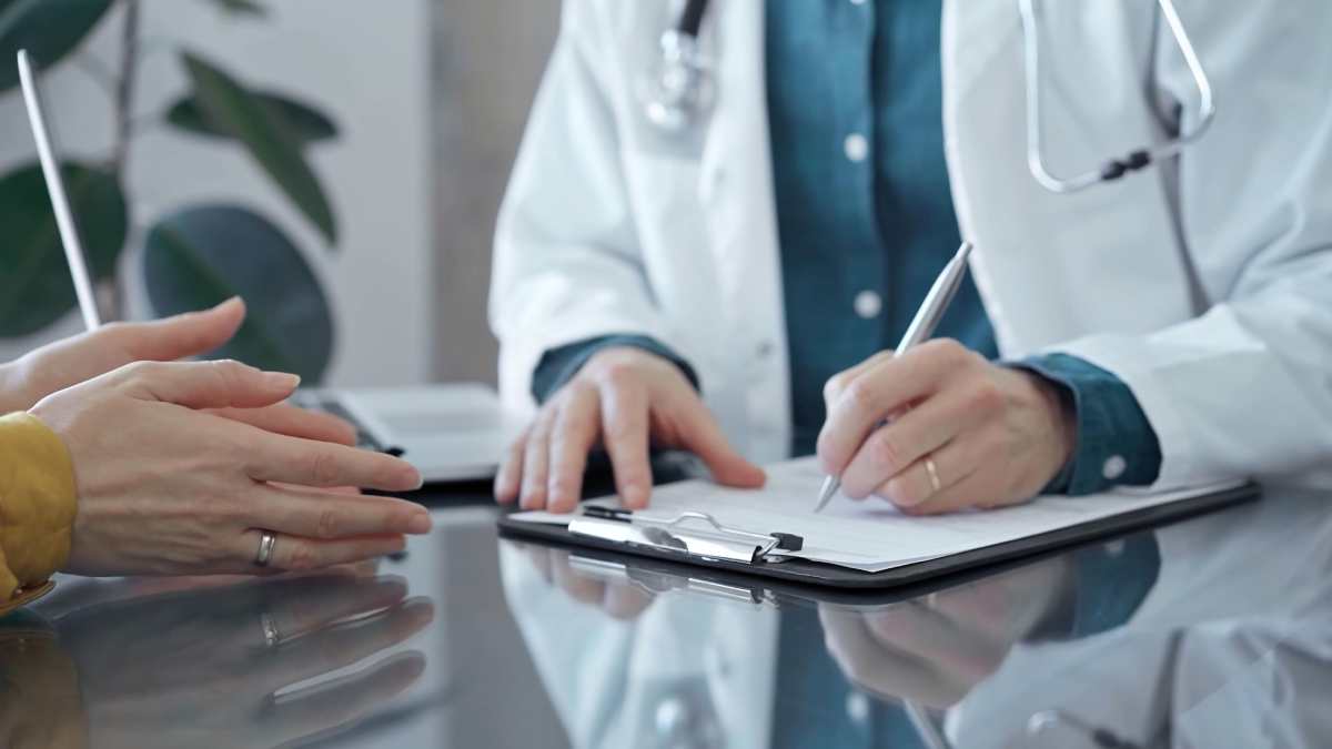 Médecin en pleine consultation avec une patiente.