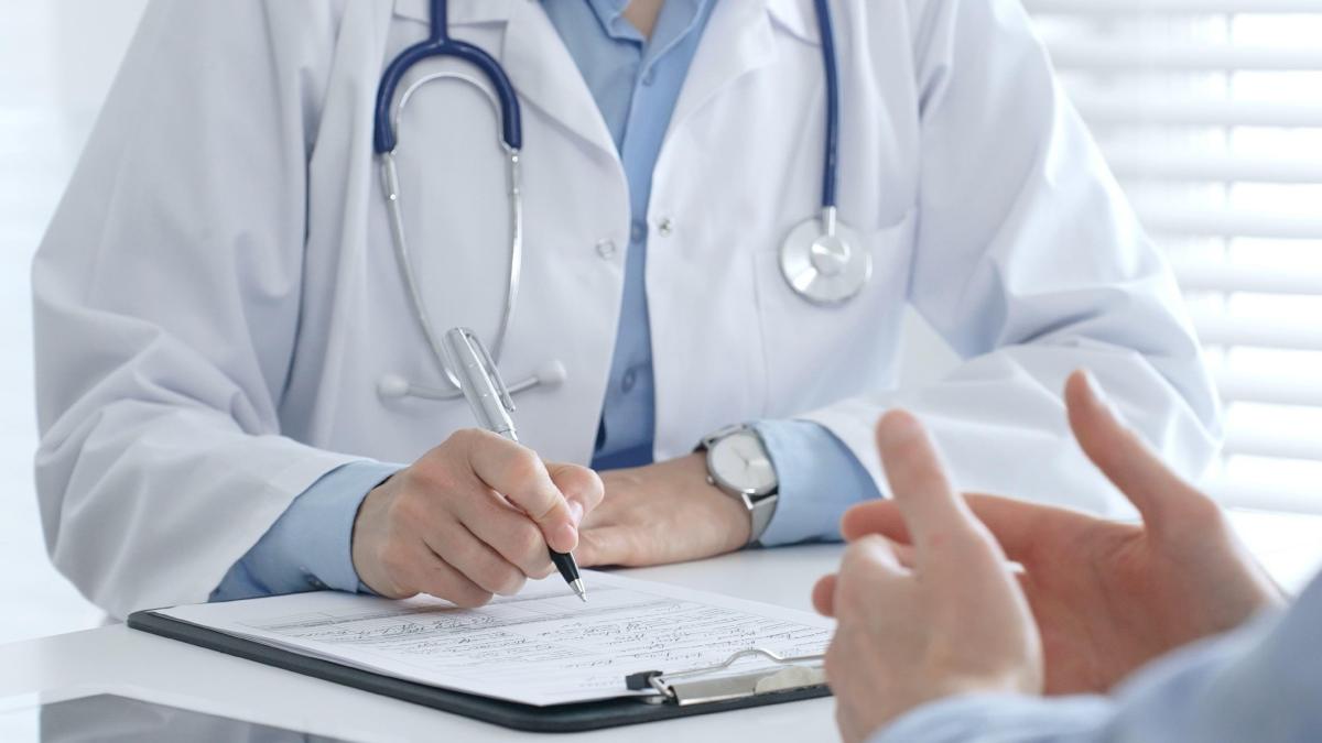 Médecin qui complète une ordonnance médicale pour un patient.