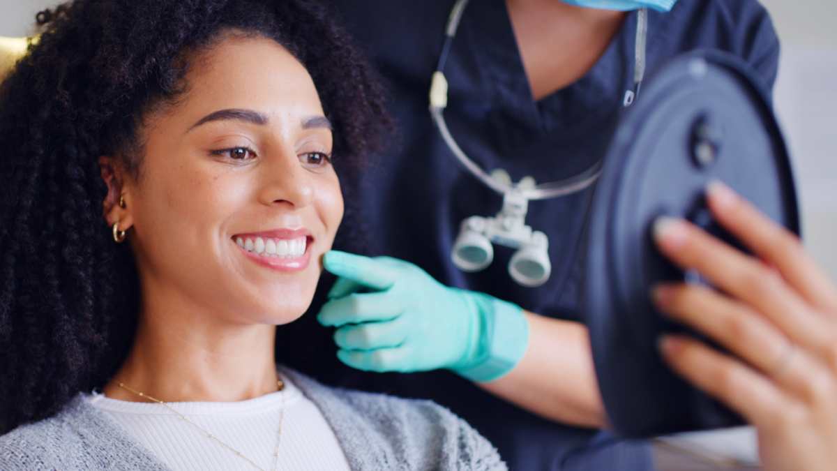 Une patiente qui regarde le résultat après une consultation chez le dentiste.