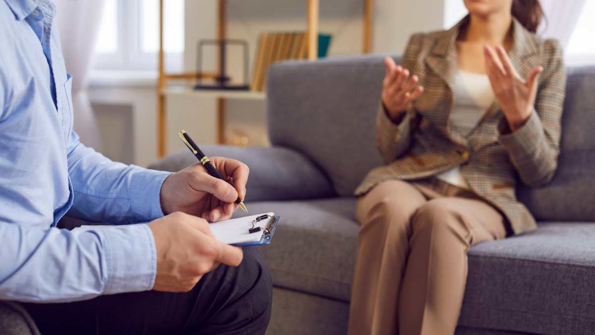 Patiente en consultation chez un psychiatre.