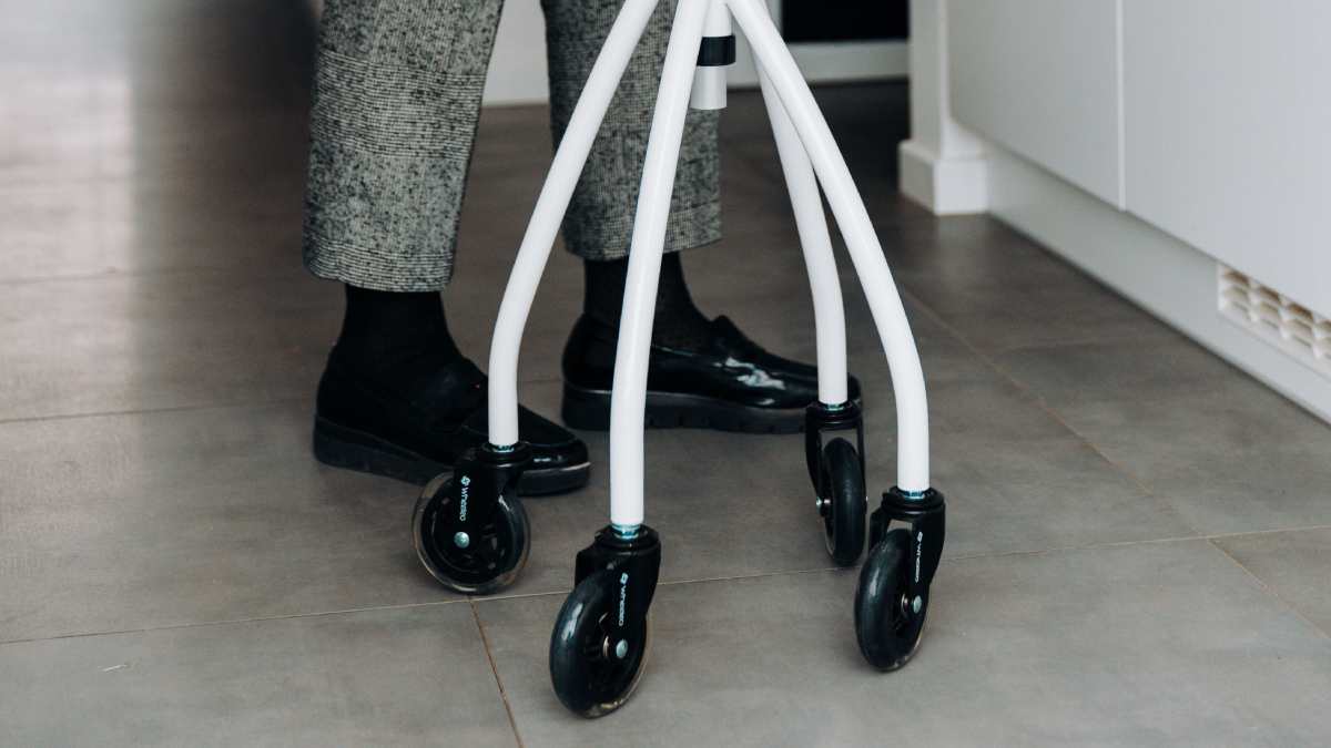 Utilisation d'un déambulateur à l'intérieur d'une maison.