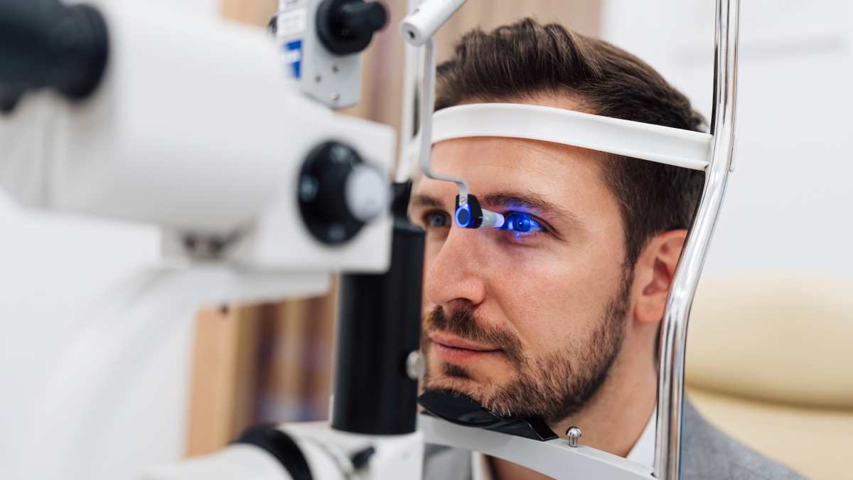 Patient qui passe un examen chez un ophtalmologue.