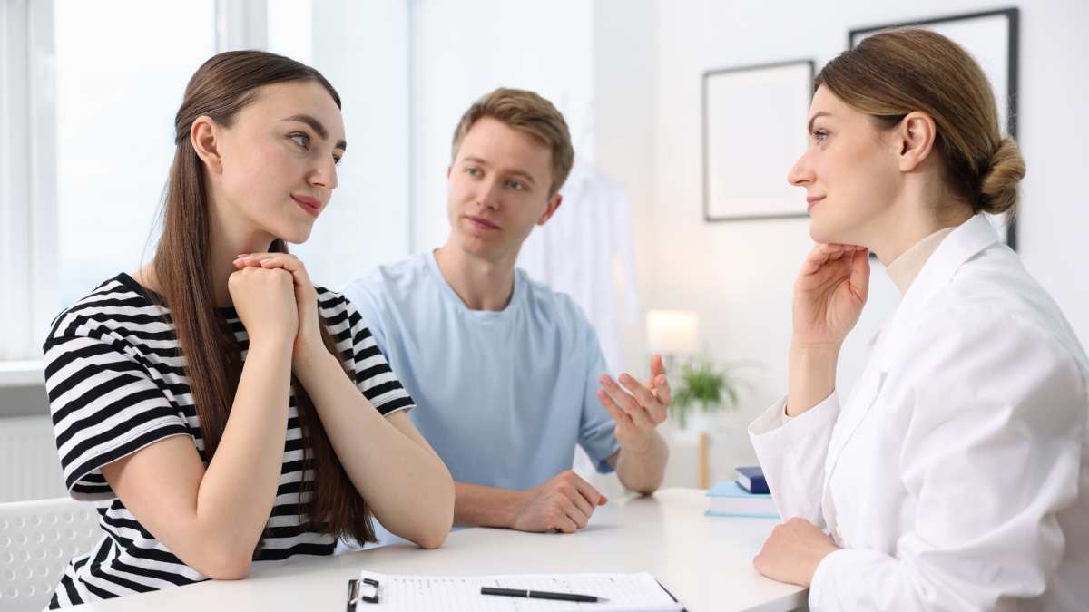 Couple qui attend de savoir les résultats de leur FIV.