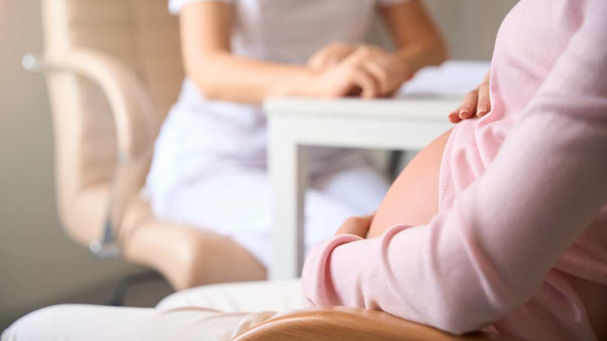 Femme enceinte en consultation chez le gynécologue.