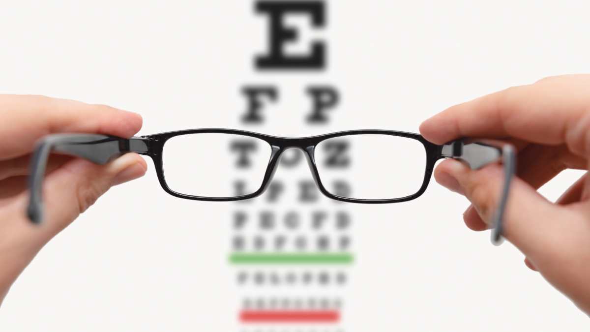 Lunettes devant un tableau test d'ophtalmologue.