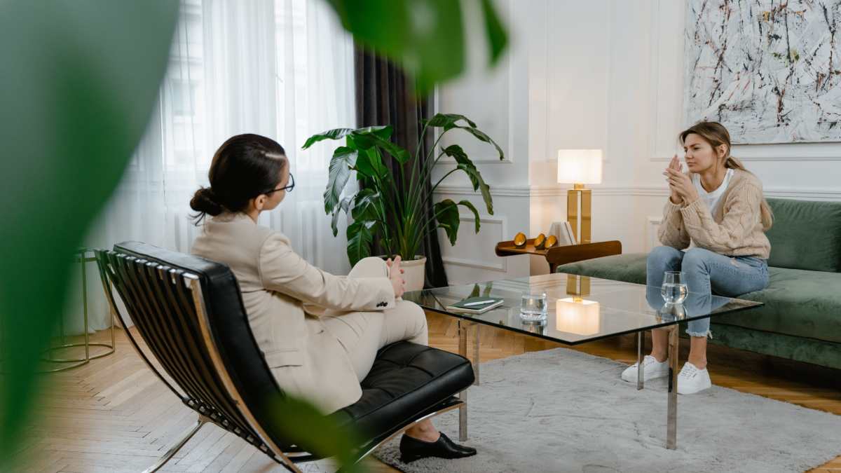 Patiente qui écoute sa psychologue durant une consultation.