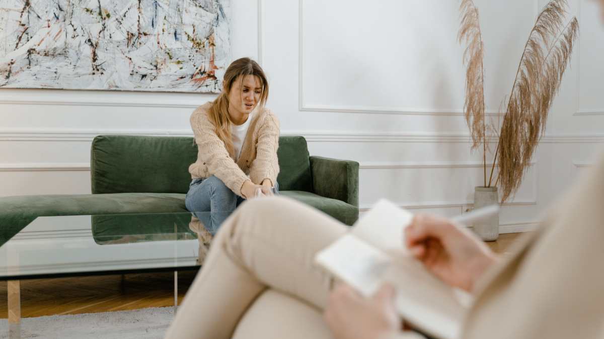 Patiente qui discute avec sa psychologue pendant une consultation.