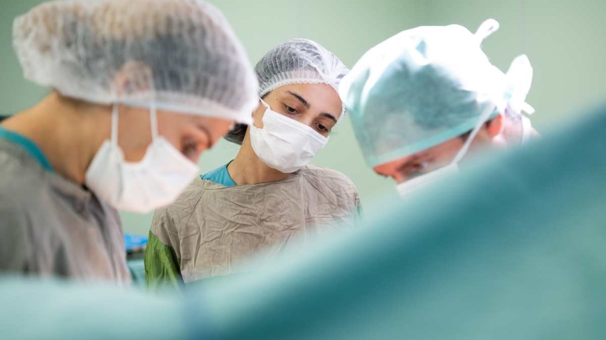 Sleeve dans un bloc opératoires avec plusieurs chirurgiens sur un patient.